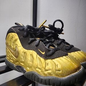 Nike Kids Black and Gold Sneakers